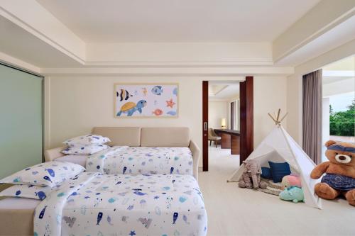 Junior Family Suite, Garden View, 1 King Bed & 1 Sofa Bed (perfect for 2 adults & 2 children below 12 y.o.) del hotel Sheraton Bali Kuta Resort - Chse Certified