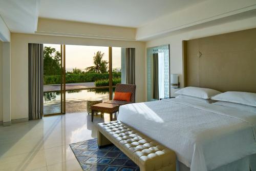 Premium Family Suite, Garden View, 1 King Bed & 2 Sofa Beds (max. occupancy 5 adults) del hotel Sheraton Bali Kuta Resort - Chse Certified. Foto 1