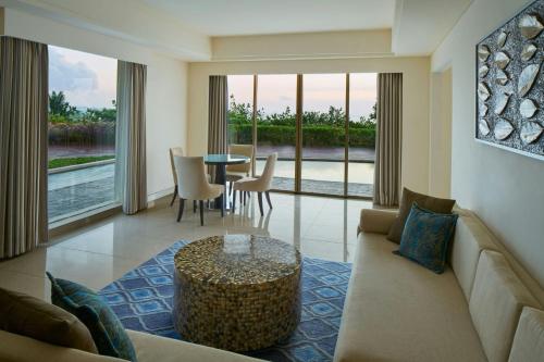 Premium Family Suite, Garden View, 1 King Bed & 2 Sofa Beds (max. occupancy 5 adults) del hotel Sheraton Bali Kuta Resort - Chse Certified. Foto 2