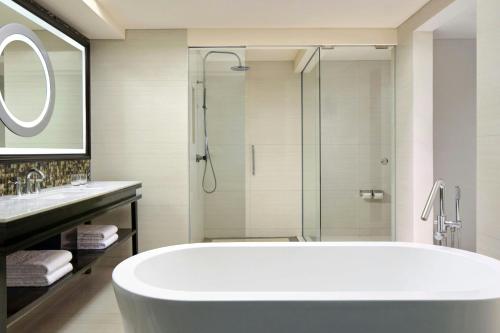 Premium Family Suite, Garden View, 1 King Bed & 2 Sofa Beds (max. occupancy 5 adults) del hotel Sheraton Bali Kuta Resort - Chse Certified. Foto 3