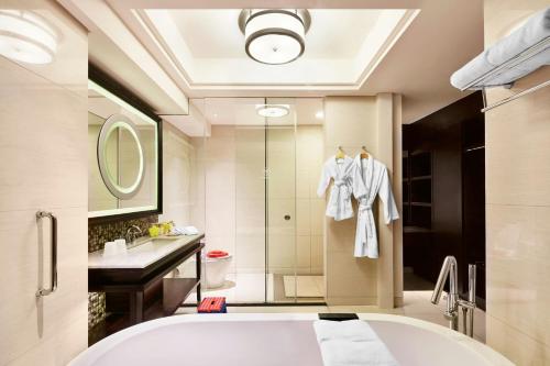 Premium Family Suite, Garden View, 1 King Bed & 2 Sofa Beds (max. occupancy 5 adults) del hotel Sheraton Bali Kuta Resort - Chse Certified. Foto 4