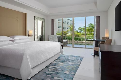 Guest Room Garden View, 1 King Bed (suitable for 2 adults & 2 children below 12 y.o. or 3 adults with Extra Bed) del hotel Sheraton Bali Kuta Resort - Chse Certified