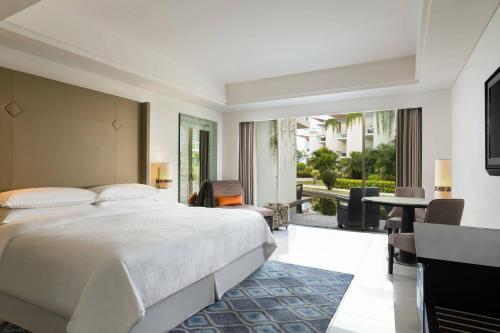 Guest Room Garden View, 1 King Bed (suitable for 2 adults & 2 children below 12 y.o. or 3 adults with Extra Bed) del hotel Sheraton Bali Kuta Resort - Chse Certified. Foto 1