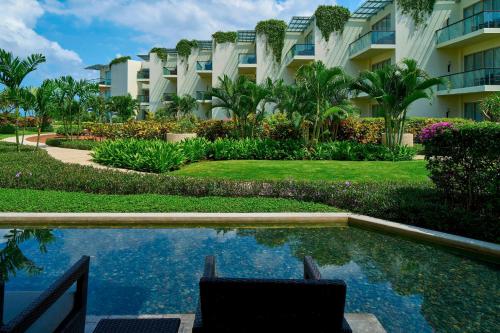 Guest Room Garden View, 1 King Bed (suitable for 2 adults & 2 children below 12 y.o. or 3 adults with Extra Bed) del hotel Sheraton Bali Kuta Resort - Chse Certified. Foto 2