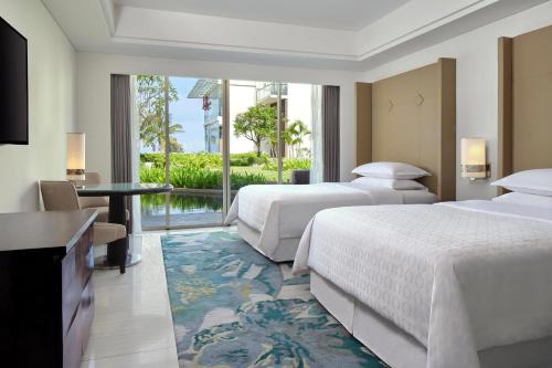 Guest Room Garden View, 2 Double Beds (suitable for 2 adults & 2 children below 12 y.o. or 3 adults with Extra Bed) del hotel Sheraton Bali Kuta Resort - Chse Certified