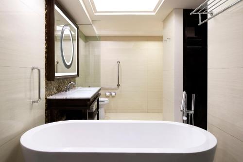 Guest Room, 1 King Bed (suitable for 2 adults & 2 children below 12 y.o. or 3 adults with Extra Bed) with FREE Kids & Family Activities del hotel Sheraton Bali Kuta Resort - Chse Certified. Foto 5