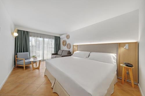 Habitación Superior con vistas laterales al mar del hotel Occidental Cala Viñas. Foto 4