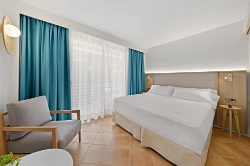 Alojamiento Doble del hotel Occidental Cala Viñas. Foto 1