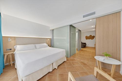 Habitación Familiar del hotel Occidental Cala Viñas. Foto 1