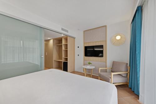 Habitación Familiar del hotel Occidental Cala Viñas. Foto 2