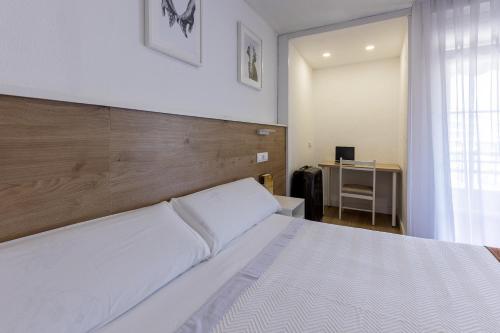 Habitación Doble con Cama supletoria del hotel Gran Via. Foto 6