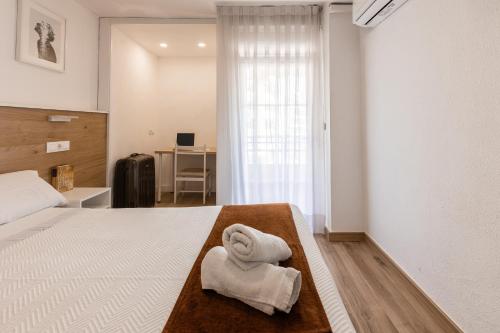 Habitación Doble con Cama supletoria del hotel Gran Via. Foto 7