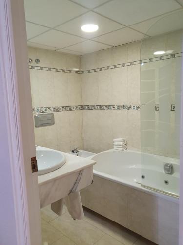 Habitación Doble Deluxe con bañera de hidromasaje del hotel Polamar