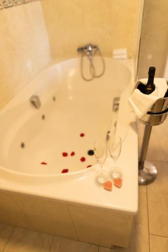 Habitación Doble Deluxe con bañera de hidromasaje del hotel Polamar. Foto 6