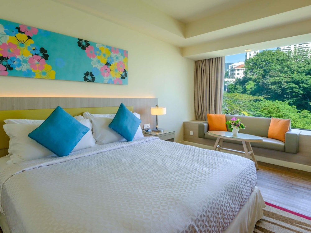 Habitación Superior, cama king del hotel Mercure Penang Beach
