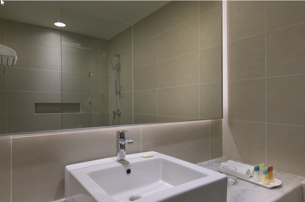 Habitación Superior, cama king del hotel Mercure Penang Beach. Foto 4