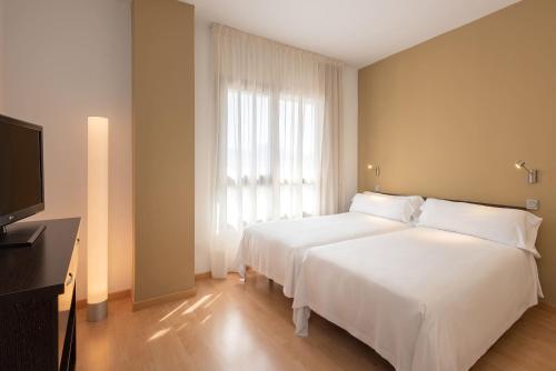 Suite Triple Junior del hotel Madrid Airport Suites, Affiliated by Meliá