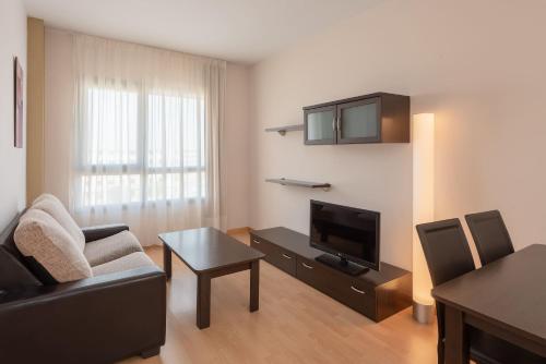 Suite Triple Junior del hotel Madrid Airport Suites, Affiliated by Meliá. Foto 1
