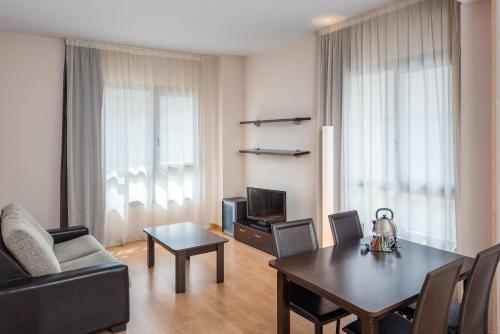 Suite Triple Junior del hotel Madrid Airport Suites, Affiliated by Meliá. Foto 2