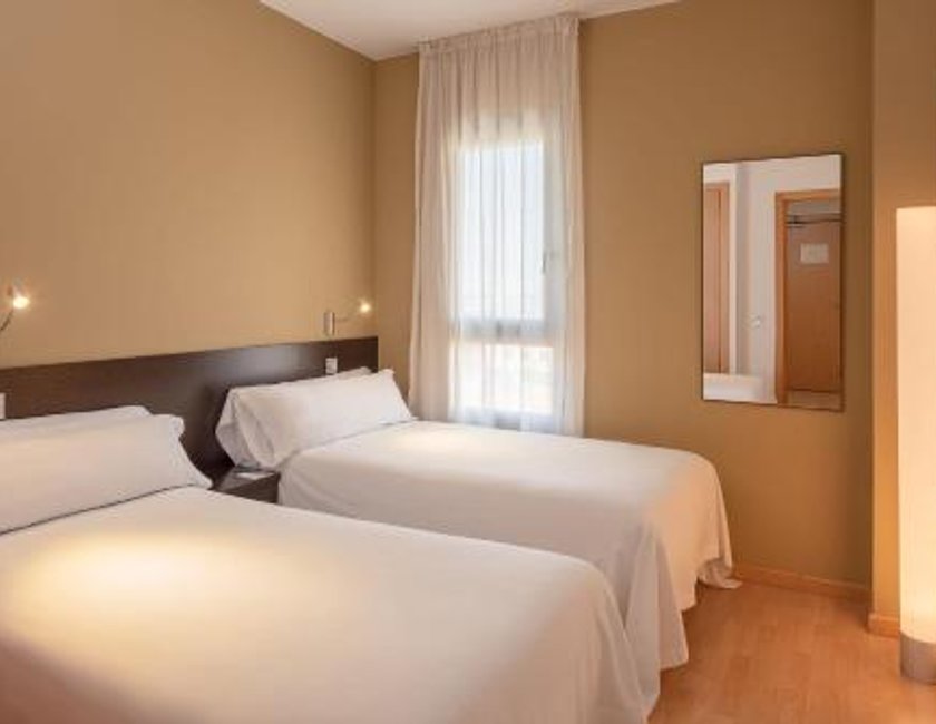Suite Junior del hotel Madrid Airport Suites, Affiliated by Meliá
