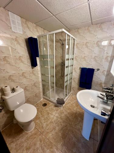 Habitación Doble - 2 camas del hotel Hostal Residencia Cardona. Foto 19