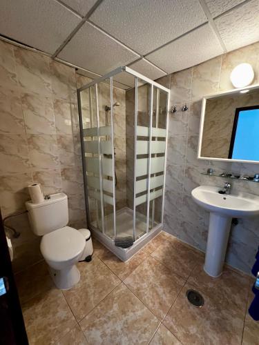 Habitación Triple del hotel Hostal Residencia Cardona. Foto 4