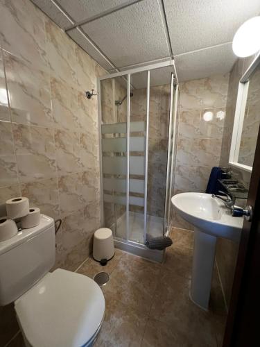 Habitación Doble - 2 camas del hotel Hostal Residencia Cardona. Foto 4