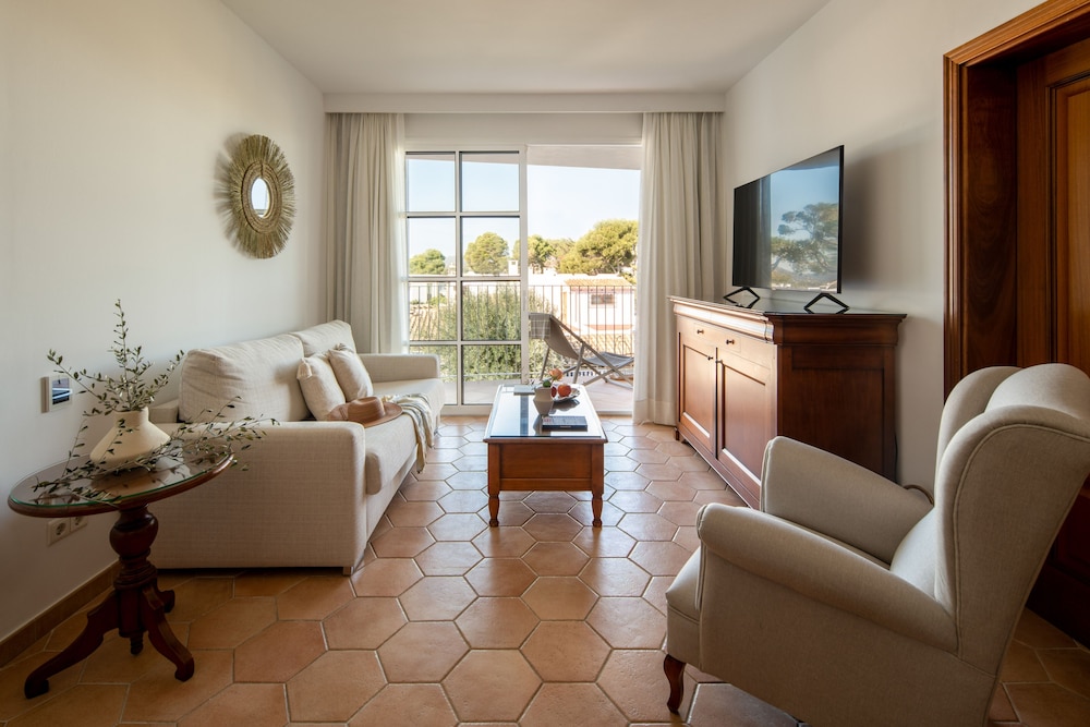 Junior Suite con vistas al jardín del hotel Melia Cala d'Or Boutique Hotel. Foto 1