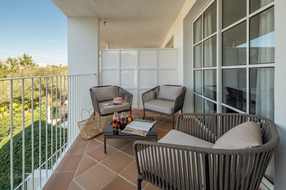 Junior Suite con vistas al jardín del hotel Melia Cala d'Or Boutique Hotel. Foto 3