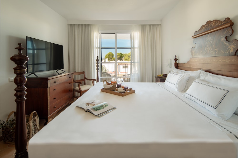Junior Suite con cocina y vistas al jardín del hotel Melia Cala d'Or Boutique Hotel