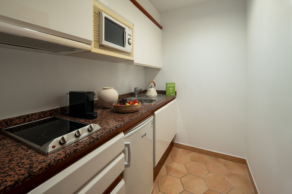 Junior Suite con cocina y vistas al jardín del hotel Melia Cala d'Or Boutique Hotel. Foto 4