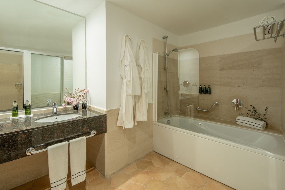 Junior Suite con cocina y vistas al jardín del hotel Melia Cala d'Or Boutique Hotel. Foto 5