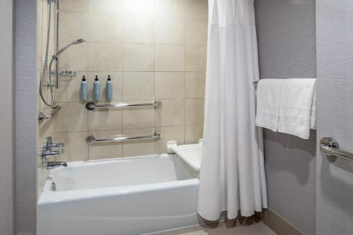 Habitación adaptada para personas con movilidad reducida/discapacidad auditiva y equipada con ducha accesible en silla de ruedas - 2 camas grandes del hotel Courtyard Times Square West. Foto 5