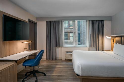 Habitación adaptada para personas con movilidad reducida con ducha accesible en silla de ruedas - 1 cama extragrande del hotel Courtyard Times Square West