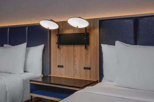 Habitación adaptada para personas con movilidad reducida con ducha accesible en silla de ruedas - 1 cama extragrande del hotel Courtyard Times Square West. Foto 2