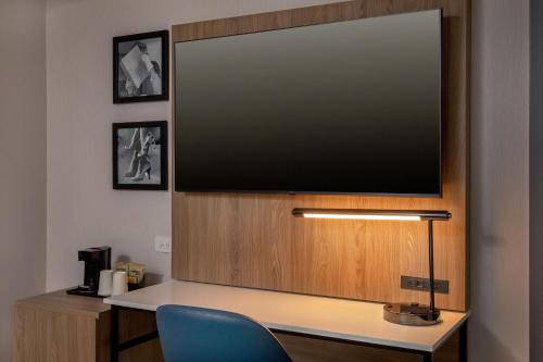 Habitación Deluxe con cama extragrande y bañera adaptada - Apta para personas con discapacidad auditiva y movilidad reducida del hotel Courtyard Times Square West. Foto 3