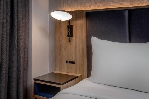 Habitación Deluxe con cama extragrande y bañera adaptada - Apta para personas con discapacidad auditiva y movilidad reducida del hotel Courtyard Times Square West. Foto 1