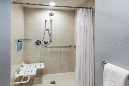 Habitación Deluxe con cama extragrande y bañera adaptada - Apta para personas con discapacidad auditiva y movilidad reducida del hotel Courtyard Times Square West. Foto 6