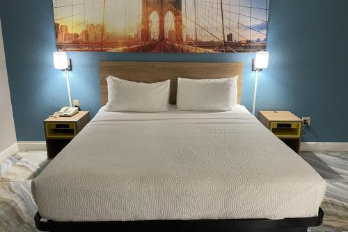 Habitación adaptada para personas de movilidad reducida - No fumadores - Cama extragrande del hotel Days Inn by Wyndham Jersey City. Foto 1