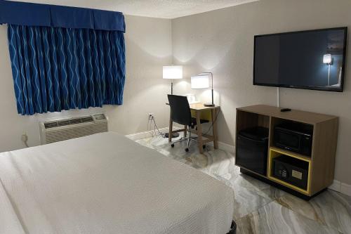 Habitación adaptada para personas de movilidad reducida - No fumadores - Cama extragrande del hotel Days Inn by Wyndham Jersey City. Foto 2