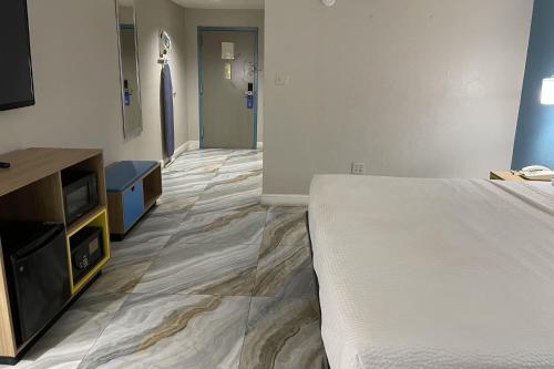 Habitación con cama extragrande adaptada para personas con movilidad reducida - Fumadores del hotel Days Inn by Wyndham Jersey City. Foto 3