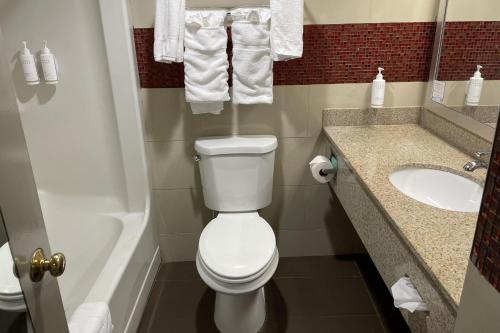 Habitación - 1 cama extragrande - No fumadores del hotel Days Inn by Wyndham Jersey City. Foto 3