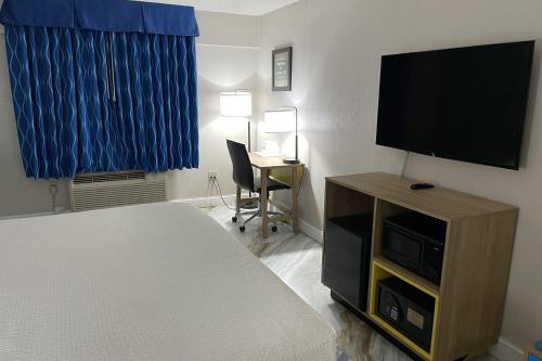 Habitación con cama extragrande - Fumadores del hotel Days Inn by Wyndham Jersey City. Foto 2