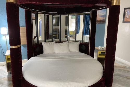 Habitación - 1 cama grande - Acceso para personas con movilidad reducida - Fumadores del hotel Days Inn by Wyndham Jersey City. Foto 1