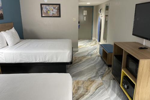 Habitación Doble con 2 camas dobles - No fumadores del hotel Days Inn by Wyndham Jersey City. Foto 1