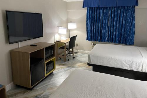 Habitación Doble con 2 camas dobles - No fumadores del hotel Days Inn by Wyndham Jersey City. Foto 2