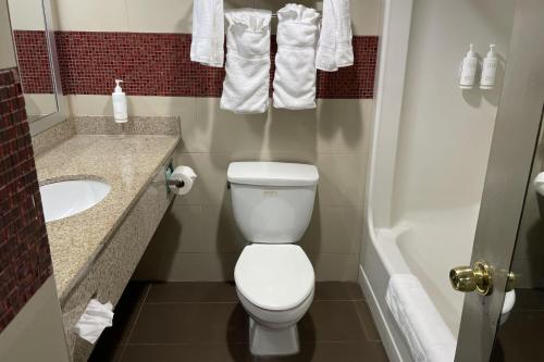 Habitación Doble - 2 camas dobles - Fumadores del hotel Days Inn by Wyndham Jersey City. Foto 3