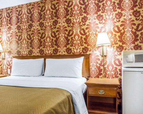 Habitación con cama extragrande - Fumadores del hotel Days Inn by Wyndham Jersey City