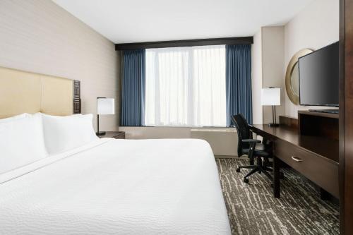 Habitación Doble Deluxe con cama extragrande y vistas a la ciudad del hotel Fairfield Inn & Suites by Marriott New York Midtown Manhattan/Penn Station. Foto 1