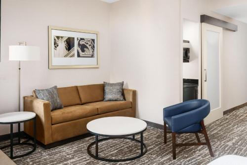 Suite con cama extragrande y sofá cama del hotel Fairfield Inn & Suites by Marriott New York Midtown Manhattan/Penn Station. Foto 4